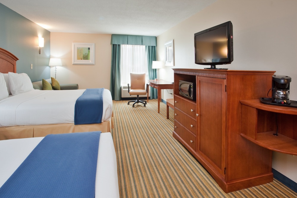 Holiday Inn Express Hotel & Suites Fredericksburg by IHG - photo 2