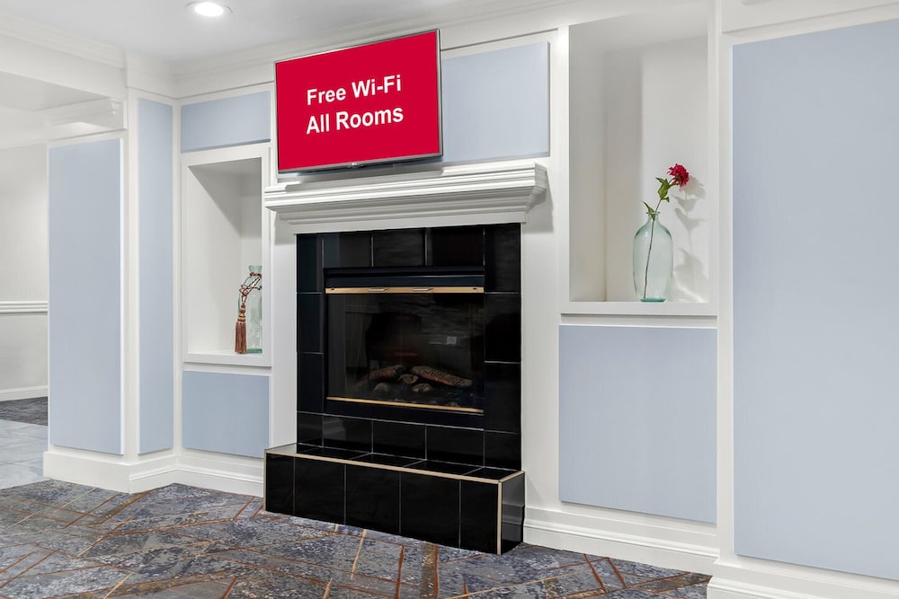 HomeTowne Studios by Red Roof Auburn Hills - photo 4
