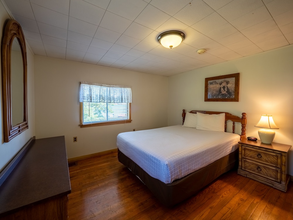 Lake 'N Pines Motel - photo 26