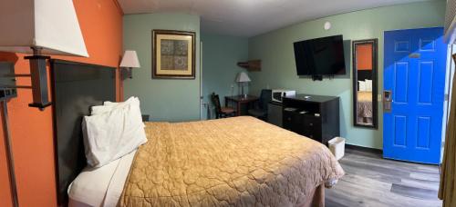 Town & Country Motel - photo 24