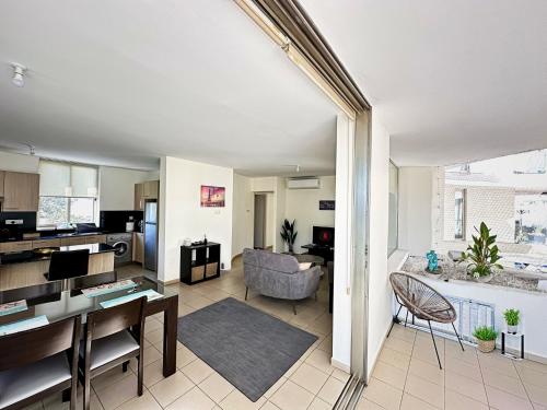 Modern City Center Apt with Pool