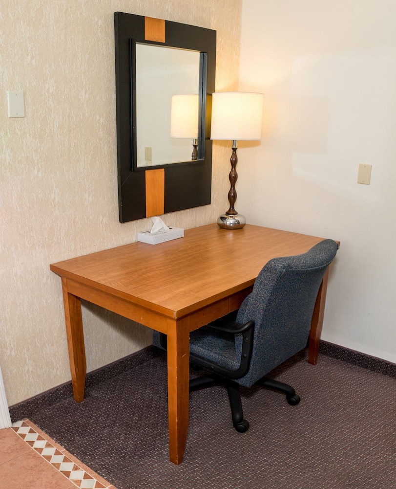 Cedar Park Inn - photo 9