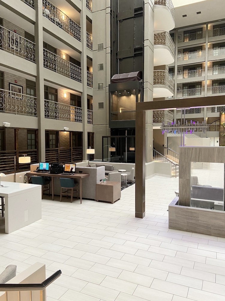 Embassy Suites by Hilton Chicago Schaumburg Woodfield - photo 36
