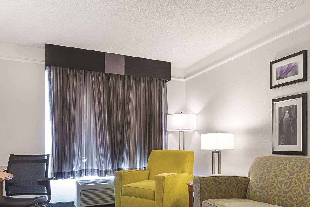 La Quinta Inn & Suites by Wyndham Ontario Airport - photo 47