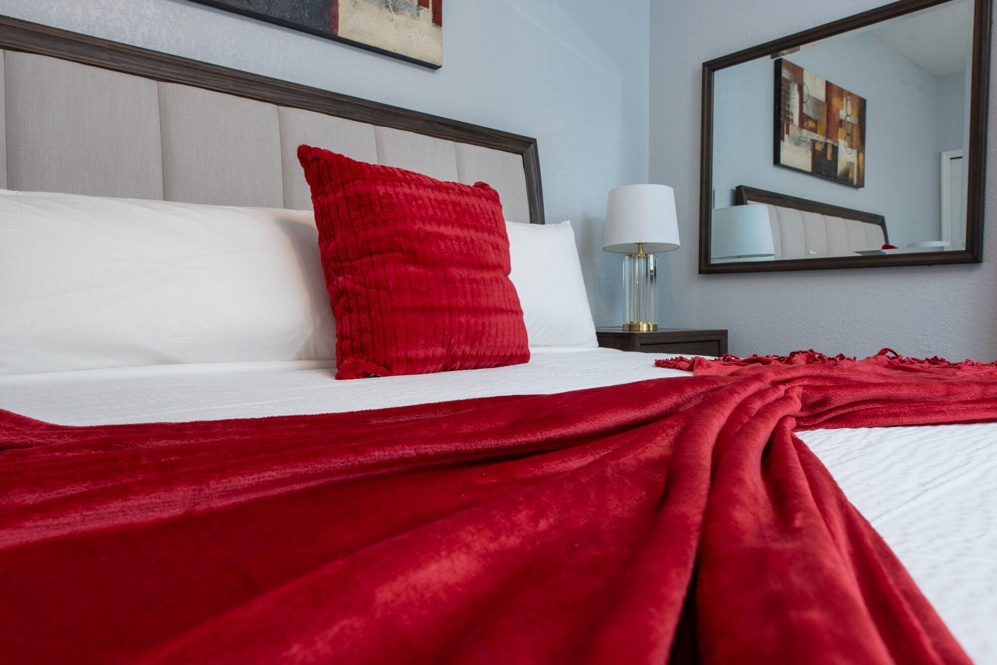 Modern 3 suites Walk to Epic Universe I Drive - carbon neutral hotel in Orlando
