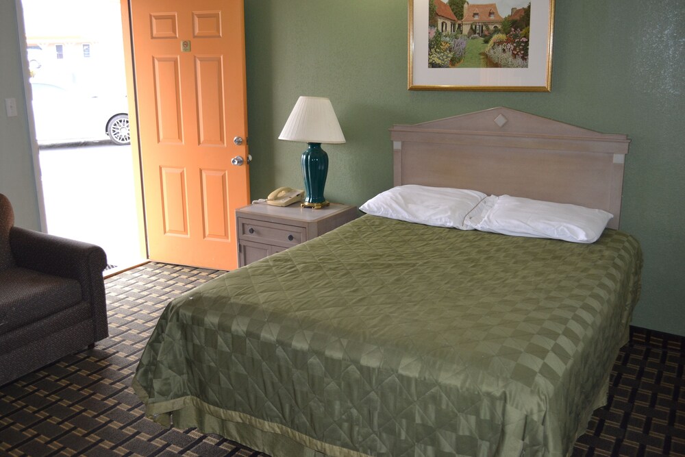 Lake Country Motel - photo 11