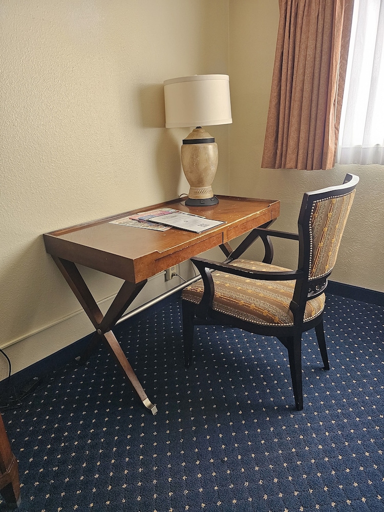 Broadway Inn Conference Center - photo 21
