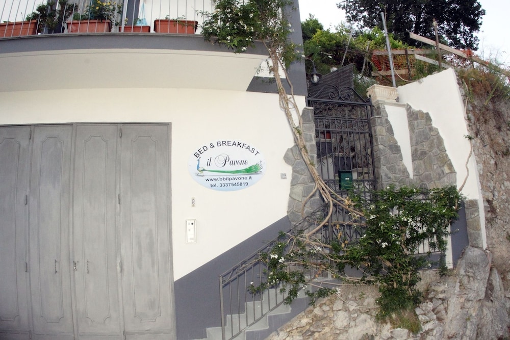 B&B Il Pavone — 4-Star Luxury Hotel in Conca Dei Marini, Italy