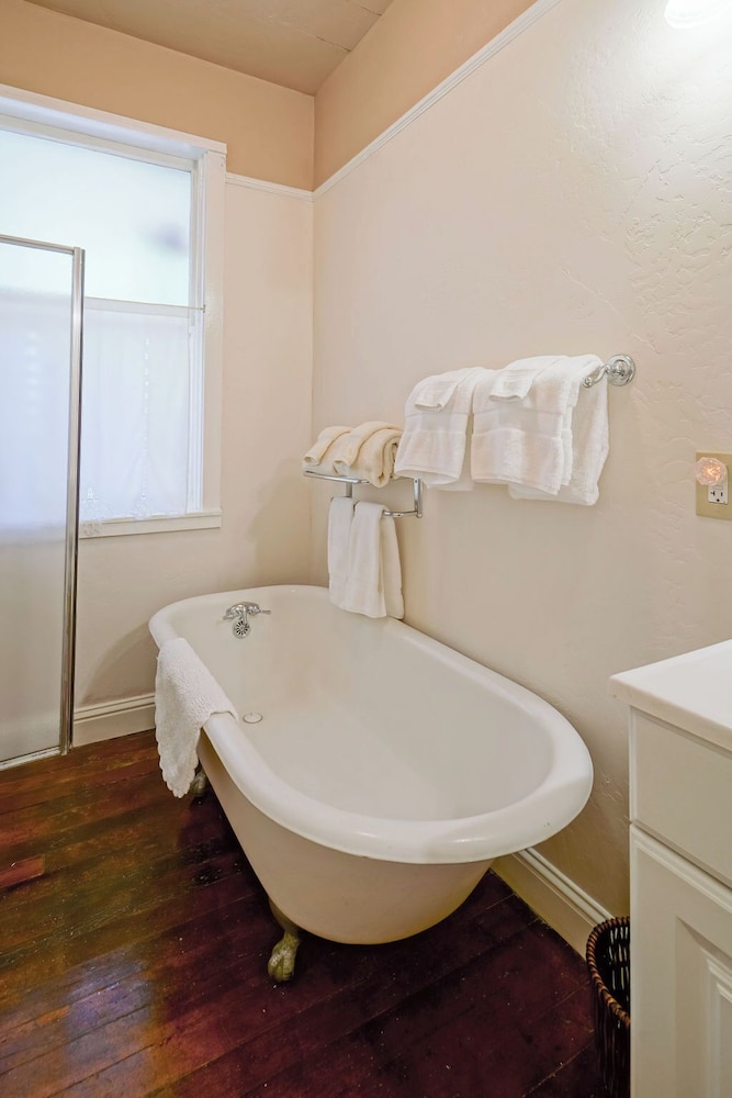 Weaverville Hotel - photo 37