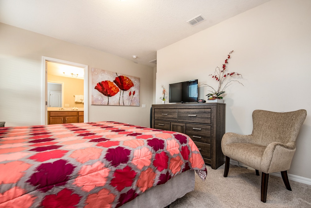 Solterra Sunshine Villa townhome with private pool in a resort setting - photo 4