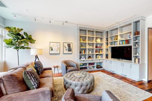 Precious Pearl — 4-Star Luxury Hotel in Jackson, United States
