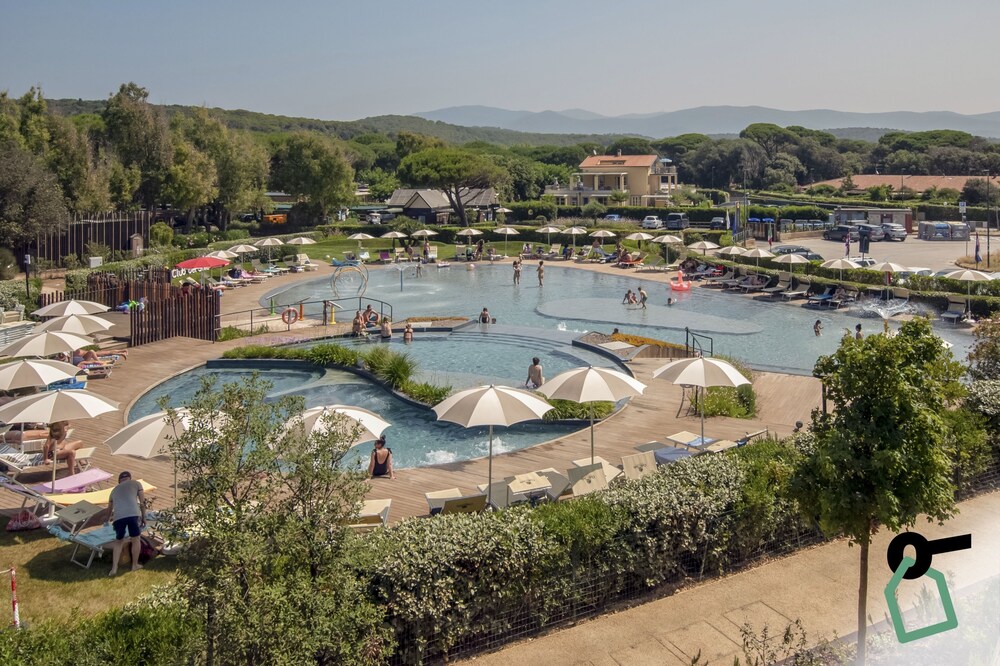 Hotiday Lodge Castiglione — 4-Star Luxury Hotel in Castiglione Della Pescaia, Italy