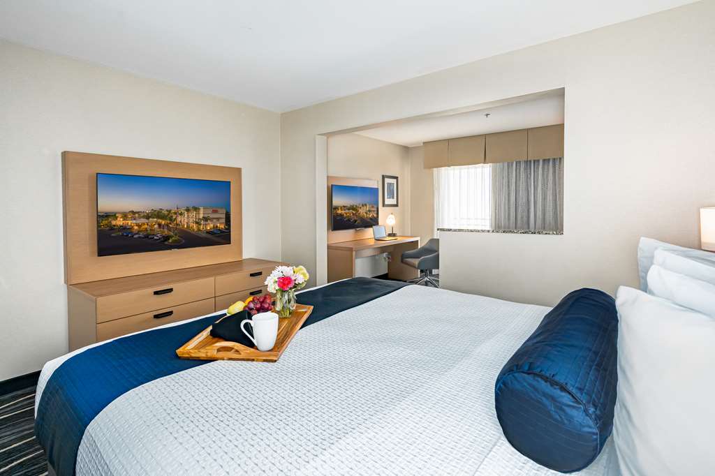 Best Western Plus Marina Gateway Hotel - photo 10