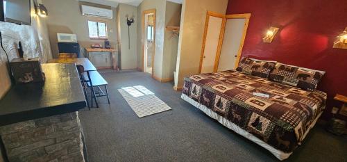 Nine Pines Motel - photo 4