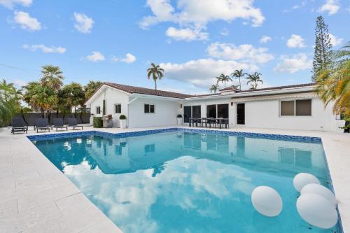 Spacious Modern Mansion w Pool & Sauna in Hollywood close to Beach — 4-Star Luxury Hotel in Hollywood, United States