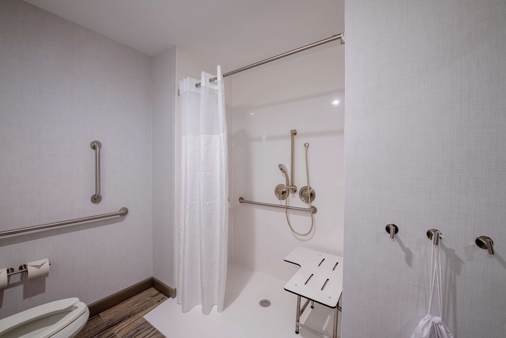 Hampton Inn & Suites Duncanville Dallas - photo 47