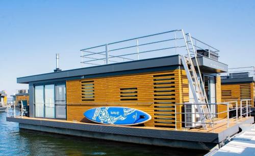 Hausboot Schatzinsel - carbon neutral hotel in Klitten