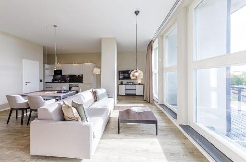 Ostseepanorama mit Balkon und Boddenblick — 4-Star Luxury Hotel in Wustrow, Germany