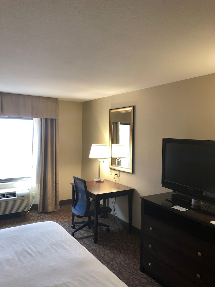 Holiday Inn Express Hotel & Suites Concordia by IHG - photo 11