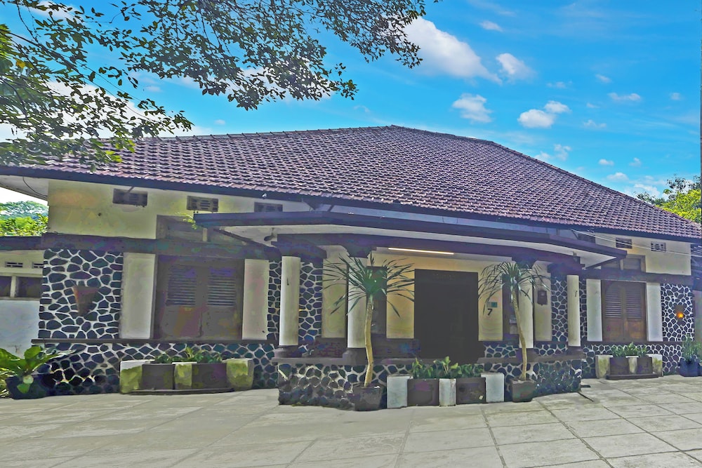 Hotel O Bogor near Kebun Raya Bogor formerly Guest House Saputra in Bogor, Indonesia