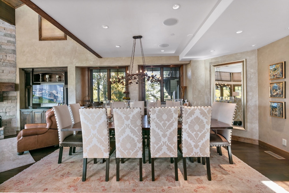 10 Three Bedroom Condo with Spa Stag Lodge by Deer Valley Resort in Bridgeport, United States