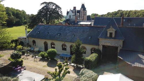 Gite Longere De 15 Personnes Au Chateau De Jallanges Vouvray — 4-Star Luxury Hotel in Vernou-Sur-Brenne, France