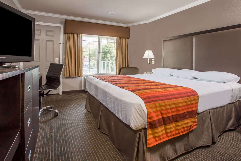 Super 8 by Wyndham Mountain View - photo 10