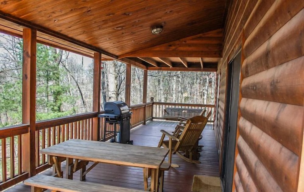 Wolf`s Den - carbon neutral hotel in Blue Ridge