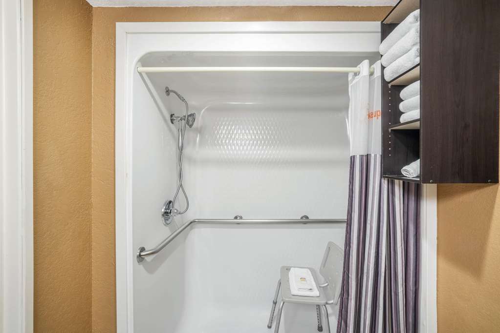 La Quinta Inn & Suites by Wyndham Hot Springs - photo 21