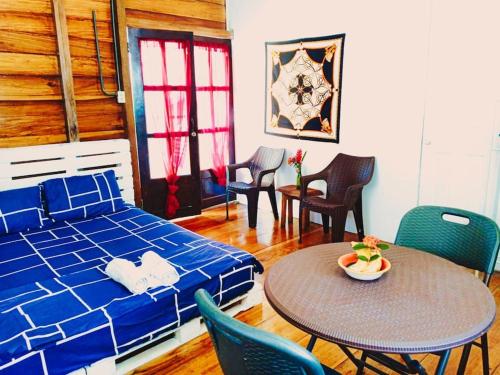 Poetry Garden Bocas Town Colon Island Deluxe Bungalow Cabin AC Enjoy the Night Life — 4-Star Luxury Hotel in Bocas Del Toro, Panama