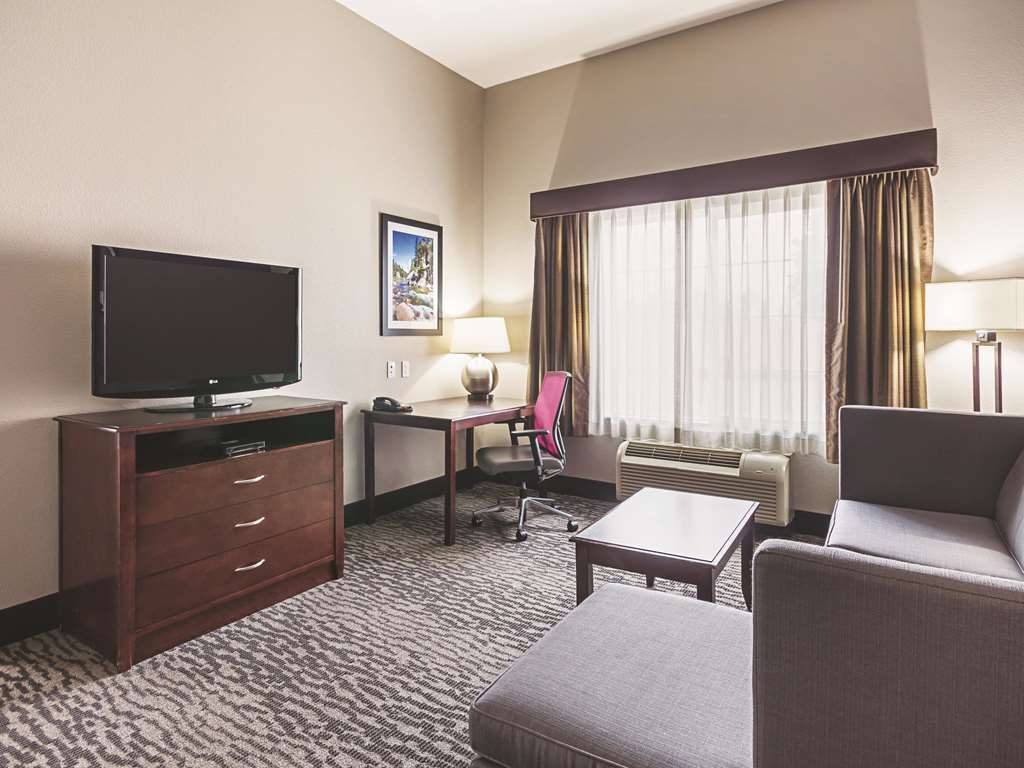 La Quinta Inn & Suites by Wyndham Fresno Northwest - photo 38