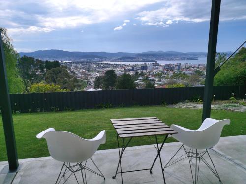 Hobart Retreat with City and Water View — hotel in West Hobart