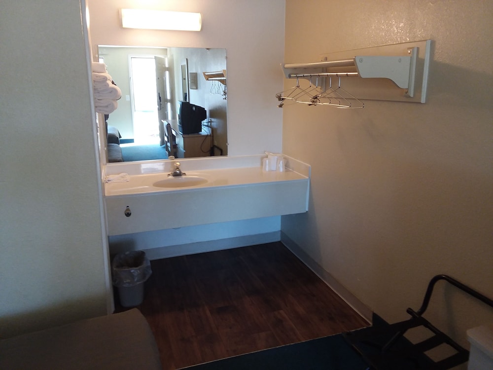 Knights Inn Burlington NC - photo 11