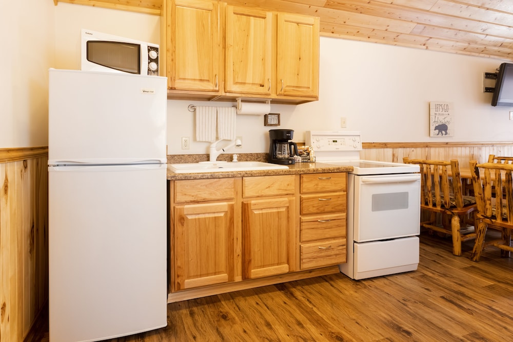 Beargrass Lodging and RV Resort - photo 63