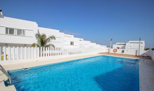 Acogedor Adosado Con Piscina Solo Familias Y Parejas in Conil De La Frontera, Spain