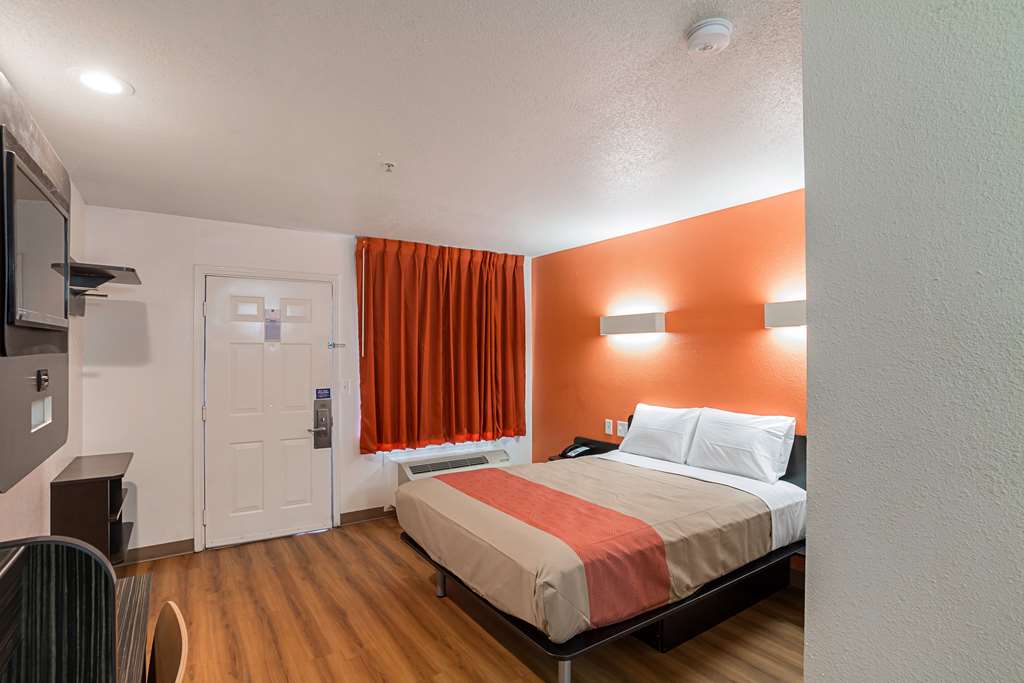 Motel 6 Grand Prairie TX Near Six Flags Drive - photo 6