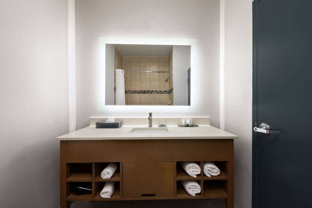 La Quinta Inn & Suites by Wyndham Ft. Worth Forest Hill TX - photo 18
