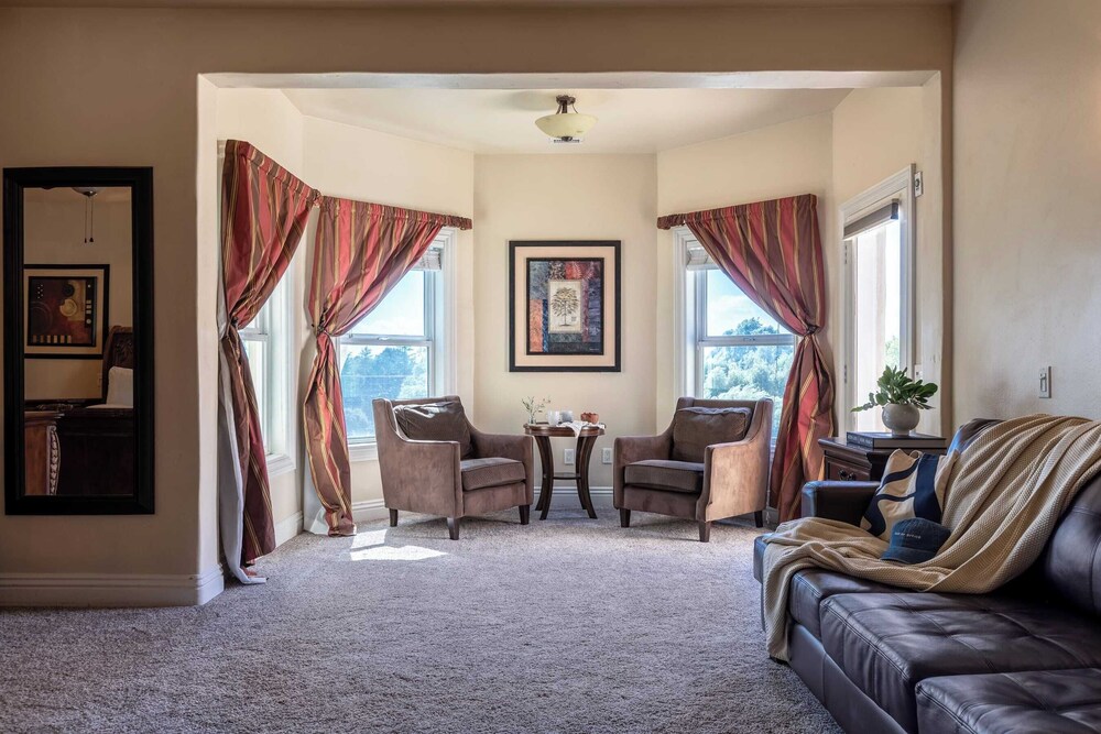 Sleeps 20 Vineyard Estate w Resort Pool Spa Game Room Wilson Creek Manor by AvantStay - photo 29