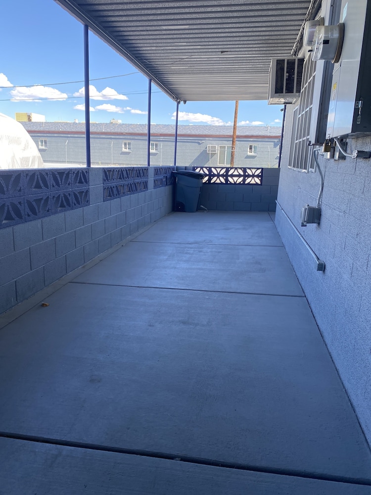 Lucky Cuss Motel - photo 46