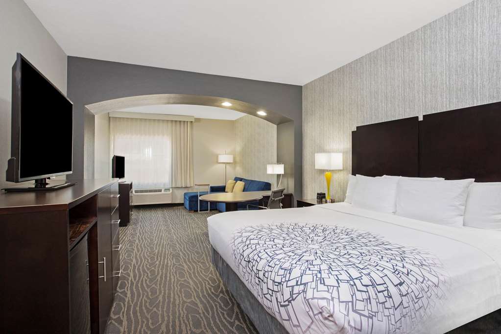 La Quinta Inn & Suites by Wyndham Palestine - photo 22