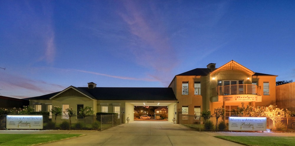 Bridges on Meninya Motel & Apartments — 4-Star Luxury Hotel in Moama, Australia