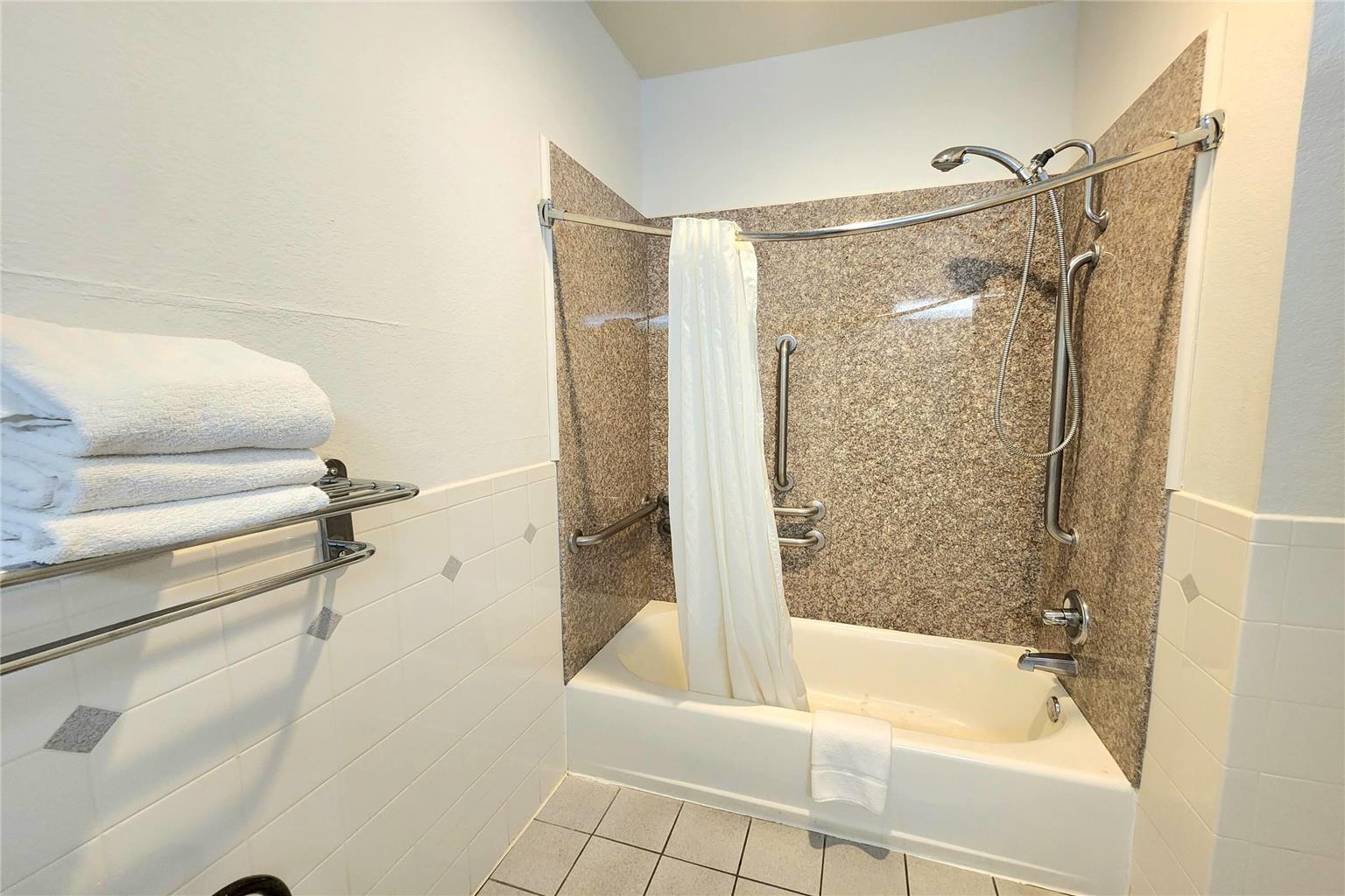 Days Inn by Wyndham Navasota - photo 25