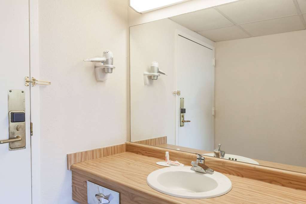 Days Inn by Wyndham Syracuse - photo 9