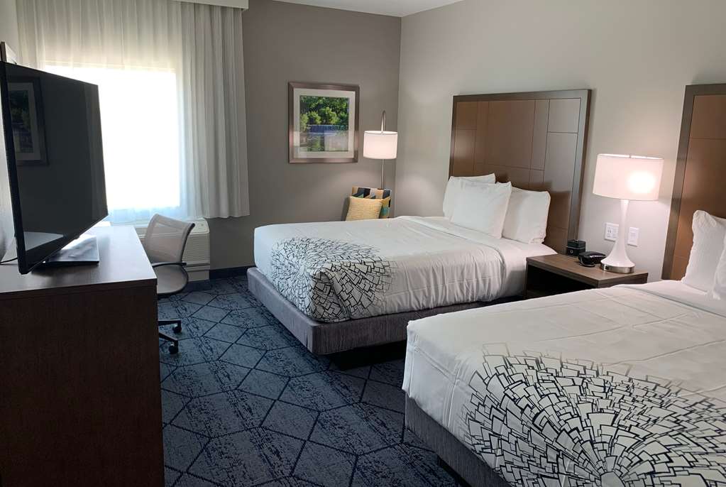 La Quinta Inn & Suites by Wyndham Round Rock near Kalahari - photo 16