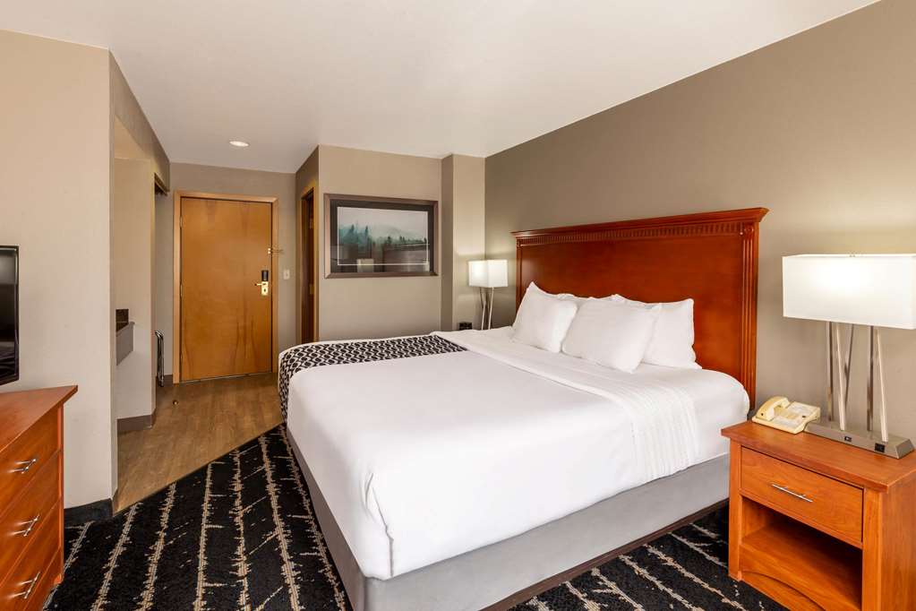 La Quinta Inn & Suites by Wyndham Vancouver - photo 16