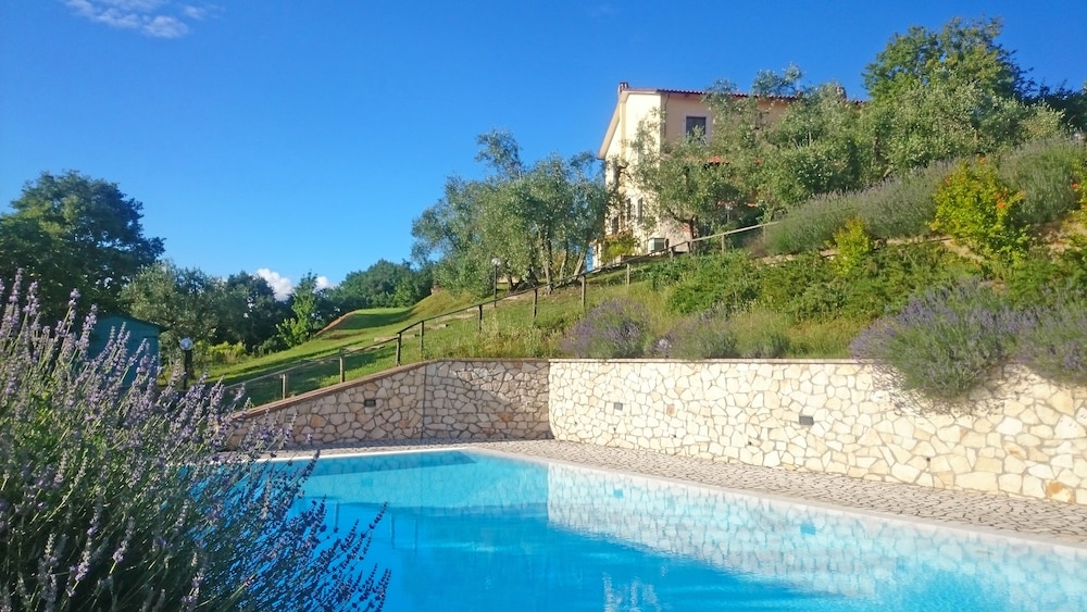Il Poggio Dell'Artilla — 4-Star Luxury Hotel in Castiglione In Teverina, Italy