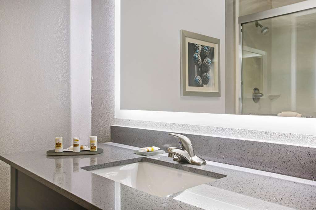 La Quinta Inn & Suites by Wyndham Victoria South - photo 26