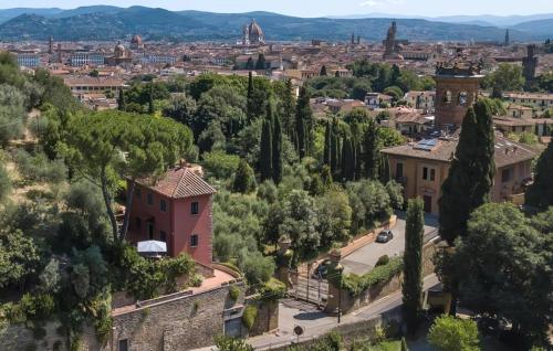 Private Jacuzzi Villa Bellosguardo in Florence Historic Center — 4-Star Luxury Hotel in Florence, Italy