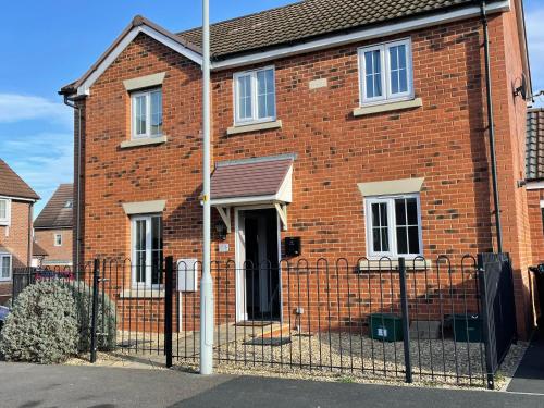 Stunning Large Detached Gloucester 4 beds 3 bedroom 2 bathroom property Nr Chelt The Docks and Quays sleeps 6 — 4-Star Luxury Hotel in Gloucester, United Kingdom