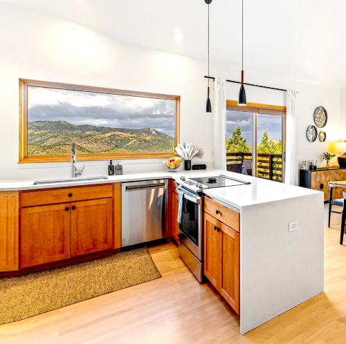 Epic Views Hot Tub Starlink Internet Dogs OK in Evergreen, United States